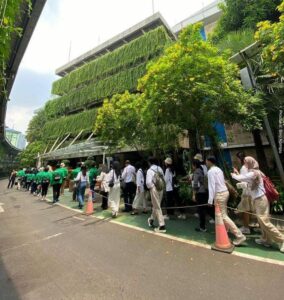 Temukan kisah inspiratif kunjungan AFS ke KemenPUPR, pusat percontohan perkantoran hijau di Jakarta. Generasi muda bersatu untuk SDGs!