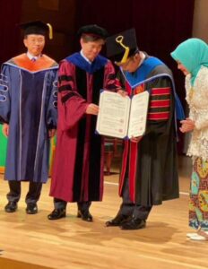 Gubernur Ridwan Kamil kembali mengukir sejarah dengan gelar kedua dari University of Glasgow. Inovasi Jawa Barat terangkat ke tingkat internasional!