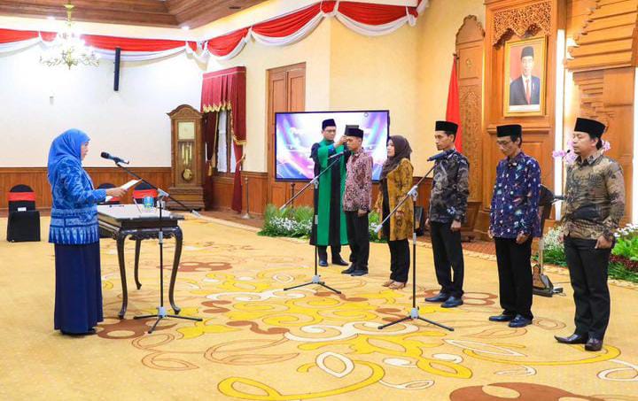 Khofifah Parawansa Resmi Lantik Anggota Komisi Informasi Jatim 2023-2027