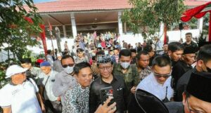 Berita tentang kehangatan dan momen manis saat Mahfud MD bersilaturrahmi dengan warga Madura di Pontianak, Kalimantan Barat.