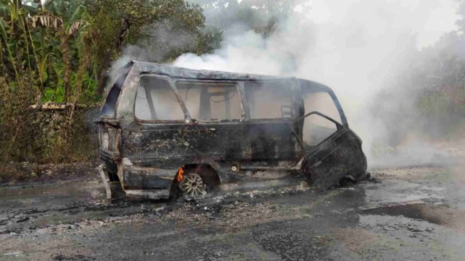 mini_bus_terbakar_di_jalan