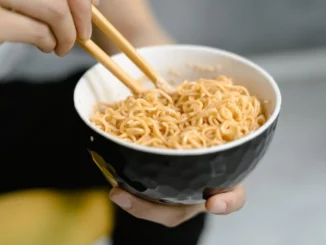 orang jepang sehat makan mie