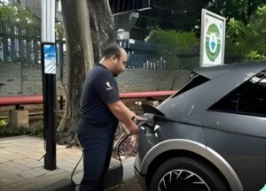 Tiang Listrik Jadi EV Charger, Solusi Canggih untuk Pengisian Mobil Listrik