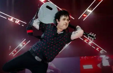 Green Day Mengguncang Tahun Baru Dengan Kontroversi Lirik Lagu 'American Idiot