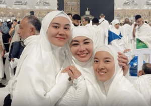 aaliyah-massaid-dan-reza-artamevia-cium-kabah-di-mekah