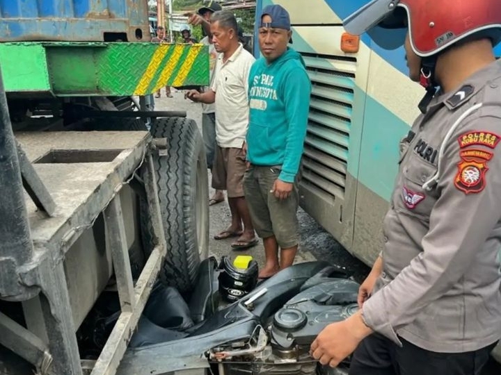 Polisi hentikan bus dengan kendaraan pribadi